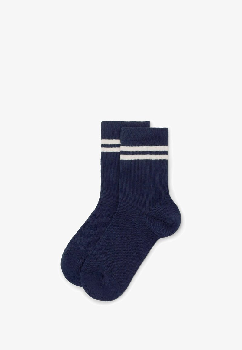 Calze di cotone blu navy con texture a coste, caratterizzate da due strisce orizzontali bianche nella parte superiore e una punta e un tallone rinforzati.
