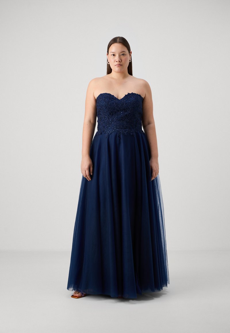 Langes marineblaues Kleid mit einem trägerlosen Oberteil, das florale Spitzenmuster und Perlenverzierungen aufweist, und einem fließenden A-Linienrock aus Tüll.