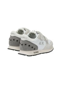 Sneakers bianchi e grigi con una tomaia in suede, cinturini in velcro e una suola ammortizzata. Presentano il logo e perforazioni decorative sul tallone.
