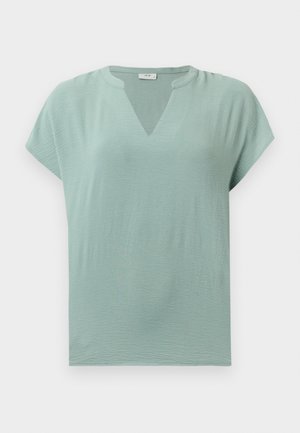 Blouse mint vert à manches courtes avec un col en V et une finition texturée. Tissu doux avec une coupe décontractée et un drapé subtil.