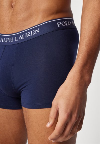 Marineblaue Baumwoll-Boxershorts mit einem weiß umrandeten Bund, beschriftet mit "POLO RALPH LAUREN." Glatte Textur, körperbetontes Design und kurze Länge.