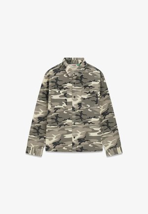 Camicia mimetica in diverse tonalità di grigio e beige, con due tasche sul petto, cuciture nere e un design del colletto classico.