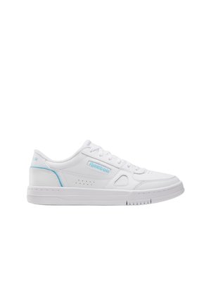 Sneaker bianca low-top Reebok con logo e dettagli azzurri chiari, suola piatta, chiusura con lacci e pannelli laterali traforati.