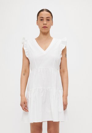 Vestido blanco con escote en V, hombros fruncidos y dobladillo con volantes en capas. Fabricado con tela suave, que presenta un corte holgado y relajado.