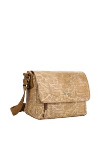 Borsa a tracolla beige con pattina superiore, caratterizzata da un motivo mappale testurizzato. Cinghia regolabile e dettaglio logo metallico sul davanti.
