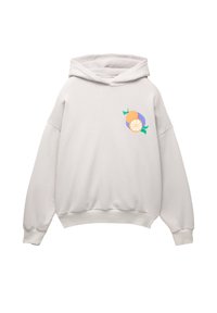 Sweatshirt gris clair avec capuche, présentant un ourlet arrondi, des manches longues, et un graphique de fruits colorés sur la poitrine en orange, violet et vert.