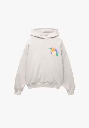 Hellgrauer Kapuzenpullover mit abgerundetem Saum, langen Ärmeln und einem bunten Fruchtmotiv auf der Brust in Orange, Lila und Grün.
