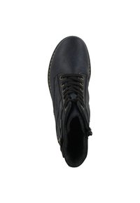 Botte chelsea en cuir noir avec un bout rond, devant à lacets, œillets dorés et une surface texturée. Intérieur avec doublure douce.