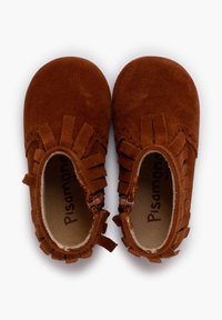 Brązowe zamszowe buty z frędzlami wokół otworów, zaokrąglonymi noskami i bocznymi zamkami. Wnętrze posiada markę „Pisamonas”.