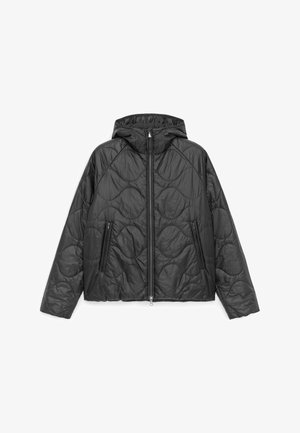 Veste noire matelassée avec capuche, fermeture éclair à l'avant et poches latérales zippées, avec motif de couture en forme de vague.