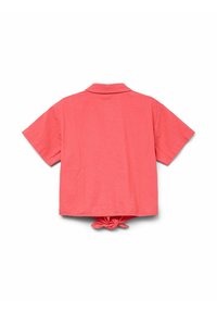 Camicia a maniche corte color corallo, con colletto, dettaglio annodato all'orlo e tessuto leggermente strutturato. Vista posteriore.