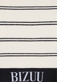 Ściągaczowa tkanina z naprzemiennie białymi i czarnymi poziomymi paskami, z czarnym paskiem na dole, na którym widnieje marka "BIZUU."