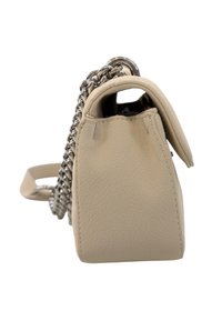 Borsa a mano in pelle beige con una forma strutturata, caratterizzata da una tracolla a catena e una chiusura a pattina. Texture liscia e elementi di design minimalisti.