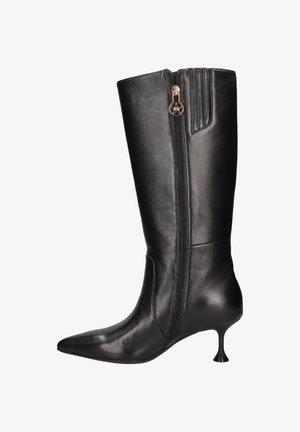 Stivale nero al ginocchio con punta appuntita realizzato in pelle liscia, dotato di cerniera laterale e di un tacco a stiletto unico con base arrotondata.