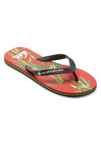 Tong en caoutchouc rouge avec des lanières noires, présentant un motif de bambou vert et jaune sur la semelle. Logo imprimé sur le côté.