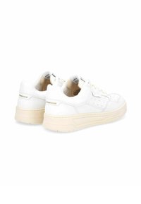 Sneaker bianche in pelle con suole in gomma beige e accenti testurizzati. Presentano perforazioni laterali e il logo del marchio sul tallone.