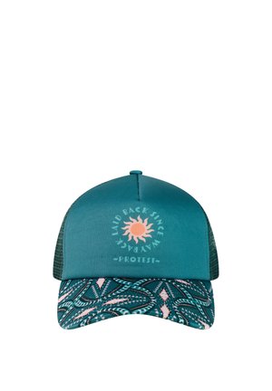 Petrolblauwe truckerpet met een mesh achterkant, zonafbeelding, tekst "Laid back since way back - Protest" en een gebogen klep met een blauwe en roze patroon.