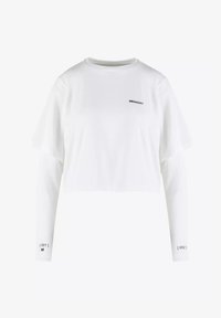 Witte cropped t-shirt met lange mouwen, voorzien van een gelaagd ontwerp. Zwarte tekst "MISAGAB" op de voorkant en genummerde accenten op de mouwen.
