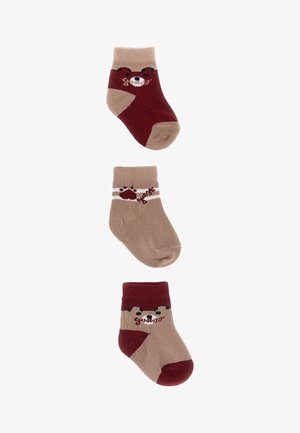 Tres pares de calcetines para niños: el calcetín superior presenta un diseño de oso en burdeos y beige; el calcetín del medio es beige con rayas blancas y huellas de patas; el calcetín inferior es de burdeos sólido.