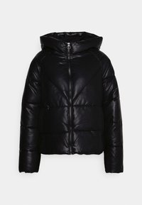 Veste matelassée noire avec une finition brillante, fermeture éclair et capuche. Elle comprend des sections matelassées et deux poches avant.