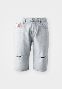 Lys blå denimshorts med slitte detaljer, som har kne-lange kutt, tradisjonell fem-lommers design og knappelukking.
