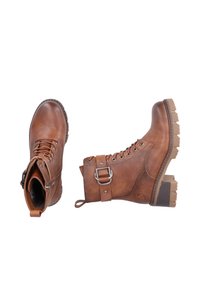 Botas de tobillo de cuero marrón con punta redonda, cordones en la parte delantera, cremallera lateral y detalle de hebilla. Suela de goma gruesa y texturizada.