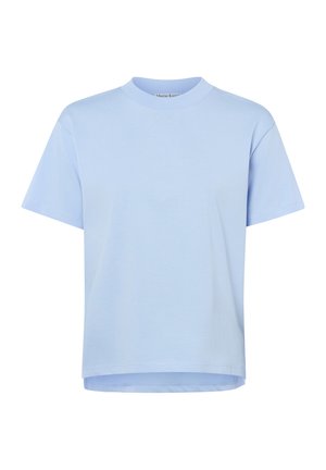 Jasnoniebieska koszulka z krótkim rękawem i okrągłym dekoltem, o luźnym kroju i nieco dłuższym tylnym brzegu, prezentowana na białym tle.