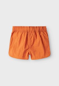 Shorts de bain orange avec une taille élastique, dotés de deux œillets à l'arrière, fabriqués en tissu léger et texturé.