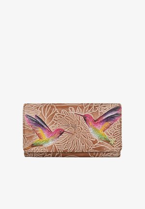 Bruine leren portemonnee met een reliëf bloemenpatroon, geschilderde kolibries in roze en groen, en een gouden bloemaccent.
