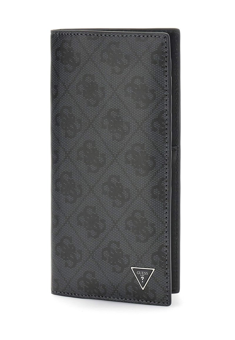 Billetera sintética negra con patrón de logo en relieve, con un acento metálico triangular, bordes suaves y un diseño vertical delgado.