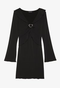 Svart kjole med V-hals, volangkrage og lange bell-sleeves. Har en sølvhjertedetalj i midjen. Laget av myk stoff.