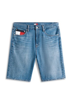 Denimist lühikesed püksid, millel on viis taskut, ees nupuga ja lukk, tuhmiks pestud ning ees vasakus taskus väike punane, valge ja must lukuga kott.