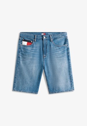 Jeansshorts mit fünf Taschen, einem vorderen Knopf und Reißverschluss, ausgewaschener Waschung und einem kleinen roten, weißen und schwarzen Reißverschlussbeutel in der vorderen linken Tasche.