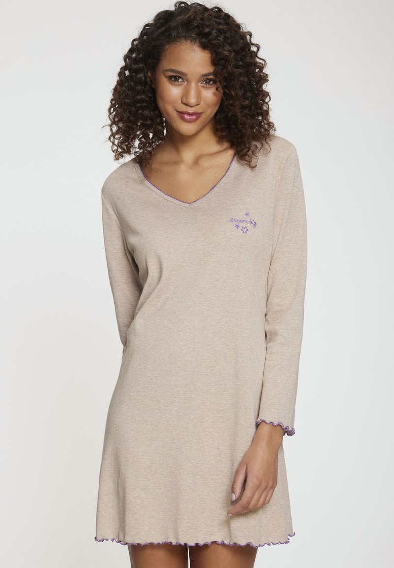 Camisón de algodón beige con escote en forma de V, mangas largas y acentos morados en forma de ondas en el escote y en el dobladillo. Presenta bordado de "sueña en grande".