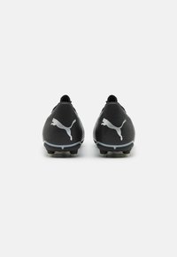 Botas de fútbol negras con un material suave, que cuentan con acentos del logo blanco de Puma, un diseño de perfil bajo y tacos moldeados para tracción.
