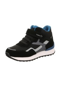 Černé a šedé dětské tenisky s modrou vnitřní podšívkou, suchým zipem, tkaničkami a bílou podrážkou s černým vzorkem.