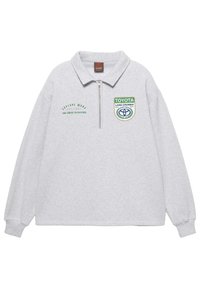 Pullover grigio a maniche lunghe con colletto con zip. Presenta loghi e testi ricamati in verde e blu. Il testo include "EXPLORE MORE" e "TOYOTA LAND CRUISER".