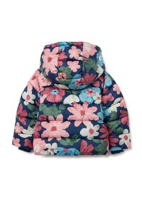 Chaqueta puffer floral con capucha, que presenta un fondo azul marino y grandes flores rosas, blancas y verdes. Tela texturizada acolchada con forma redondeada.
