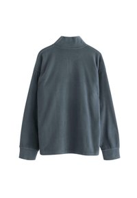Mörkgrå fleecepolo med hög krage, långa ärmar och ribbade manschetter. Mjuk textur, minimalistisk design och ingen synlig hårdvara.