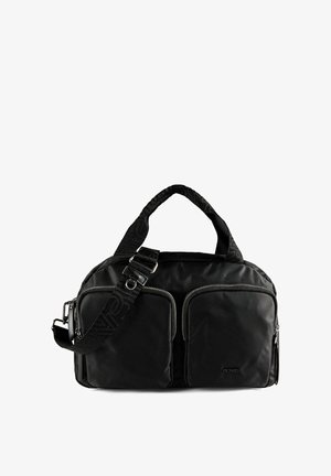 Zwarte nylon schoudertas met twee voorzakken met rits, bovenhandvatten, verstelbare riem en merklogo op een van de zakken.