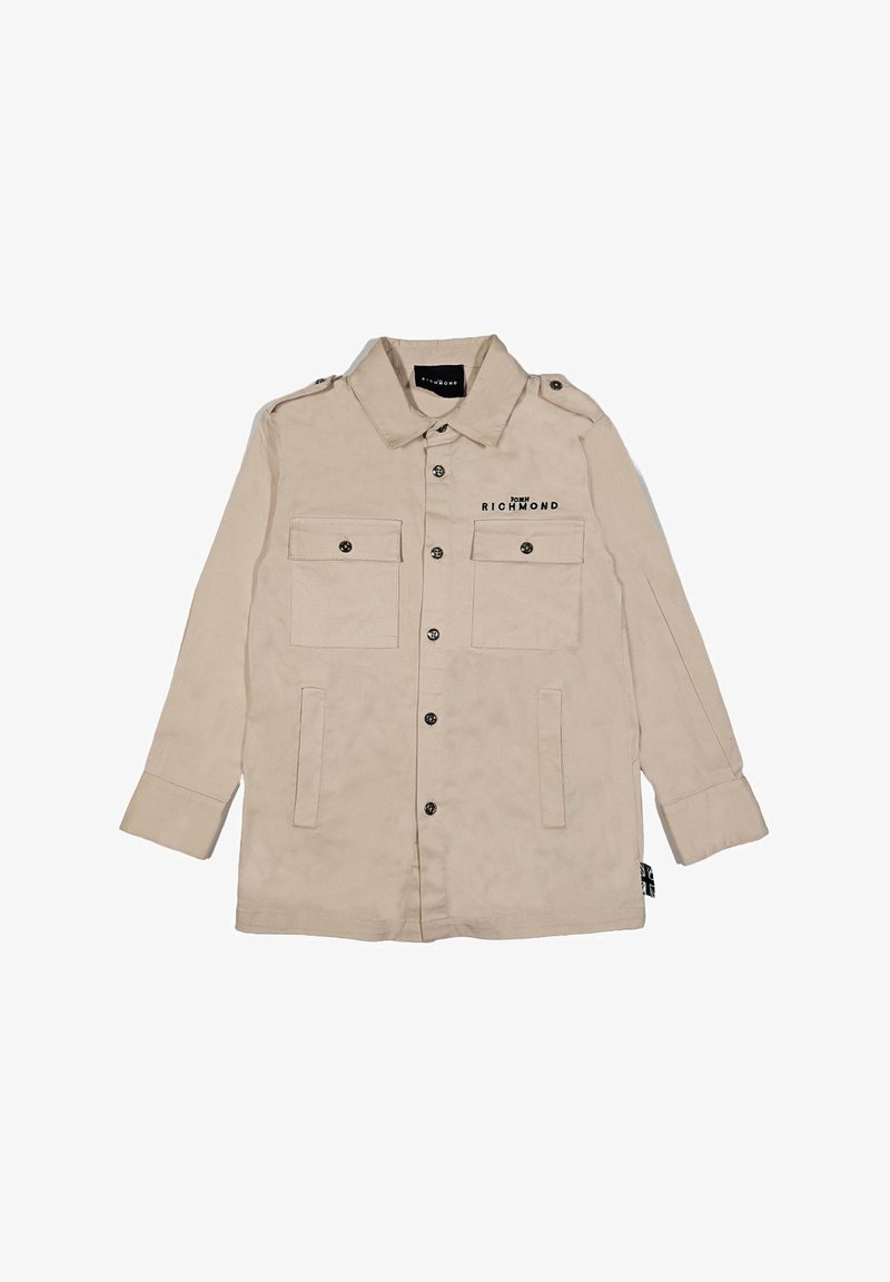 Giacca beige in misto cotone con maniche lunghe, chiusura a bottoni, due tasche sul petto e logo "John Richmond" sul lato sinistro.