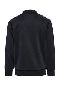 Czarna sportowa kurtka z teksturowaną tkaniną, prążkowanym dołem i mankietami oraz kontrastującymi akcentami po bokach. Posiada klasyczny kołnierz i rękawy raglanowe.