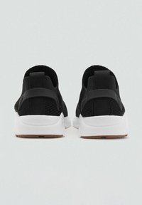 Schwarze Sportschuhe mit einem Mesh-Oberteil, weißer Zwischensohle und Gummisohle. Verfügt über einen gepolsterten Kragen und einen strukturierten Fersenriemen zur Unterstützung.