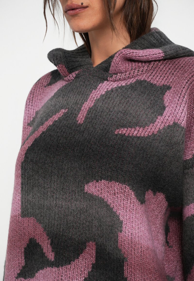 Felpa con cappuccio lavorata a maglia, in una combinazione di tonalità grigio scuro e rosa, caratterizzata da un audace motivo floreale, una superficie testurizzata e un cappuccio con coulisse.