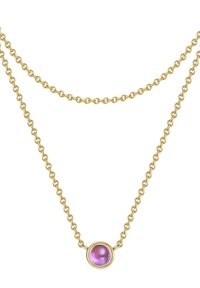 Guldkedja med två lager, prydd med en rund, iriserande lila sten som är inramad i en cirkulär ram i den nedre mitten.