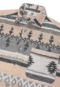 Gevoerde flanellen shirt met een patroon in grijs, zwart en perzik, met een knoopsluiting aan de voorkant, een kraag en een zak versierd met geometrische ontwerpen.