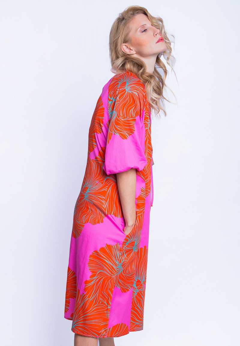 Damen Freizeitkleider | Emily van den Bergh Freizeitkleid pink red flowers/rot - CH49894 Damen Freizeitkleider | Emily van den Bergh Freizeitkleid pink red flowers/rot - CH49894