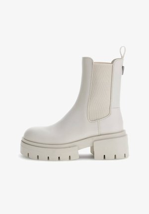 Hvide ankelstøvler med elastiske side-paneler, chunky platform sål, glat læderoverflade og en pull tab på bagsiden.