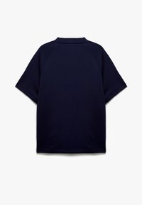 Mørkeblå kortærmet T-shirt med rund halsudskæring, raglanærmer og en glat, ensartet tekstur. Der er ingen synlige mønstre eller pynt.