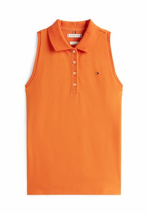 Polo sans manches orange en coton. Présente un col classique, une patte de boutonnage à quatre boutons et un petit logo sur la poitrine gauche.